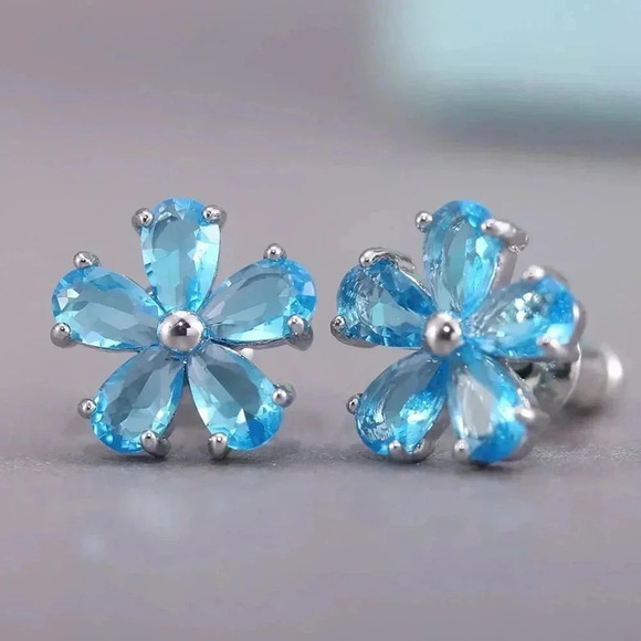 🎁Beautiful Tiny Plum Blossom Zircon Dainty Stud Earrings foUNVN12456 - Picture 1 of 4